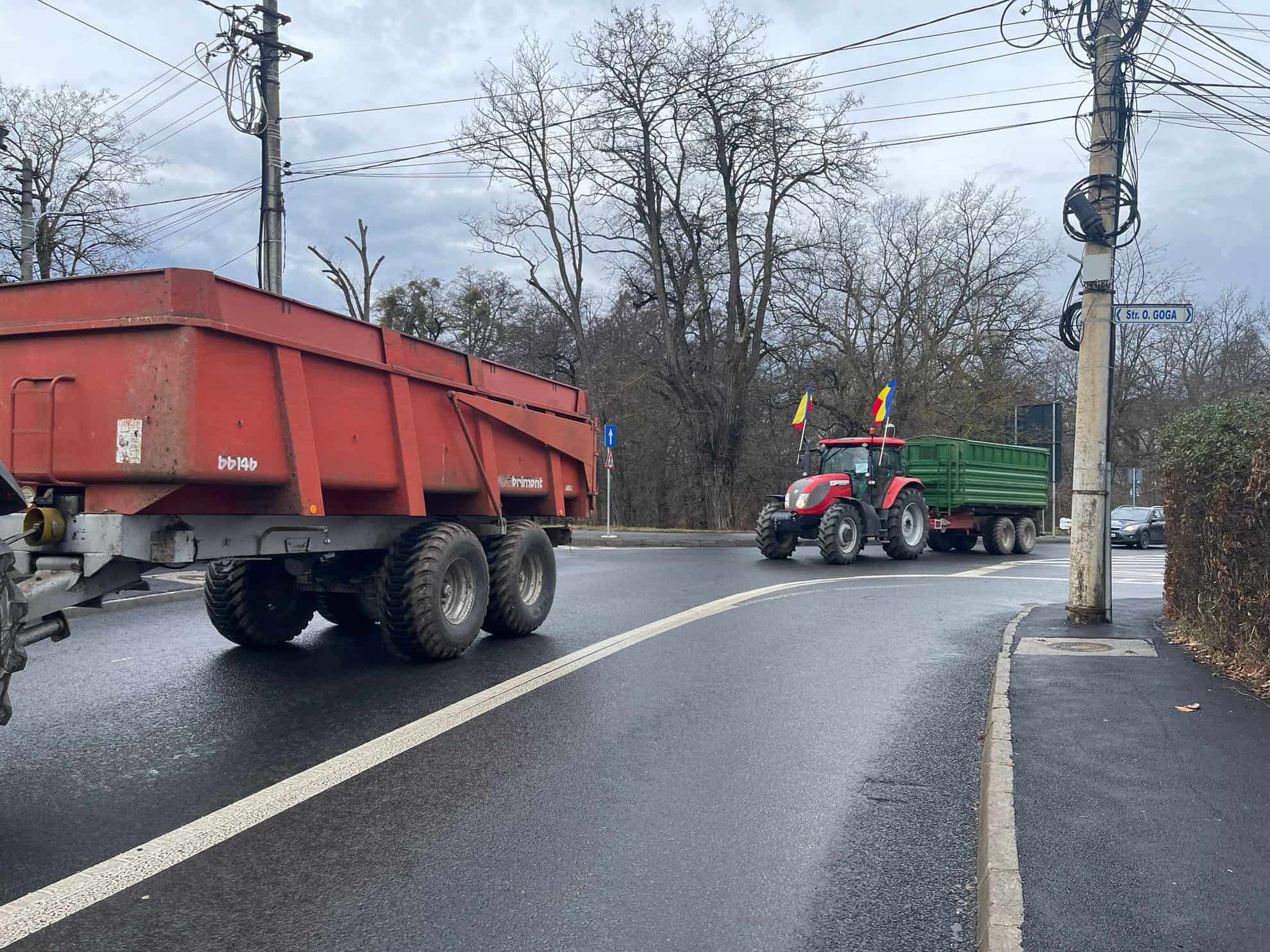 fermierii din județul sibiu nu renunță la protest. au intrat din nou cu tractoarele în municipiu (video, foto)