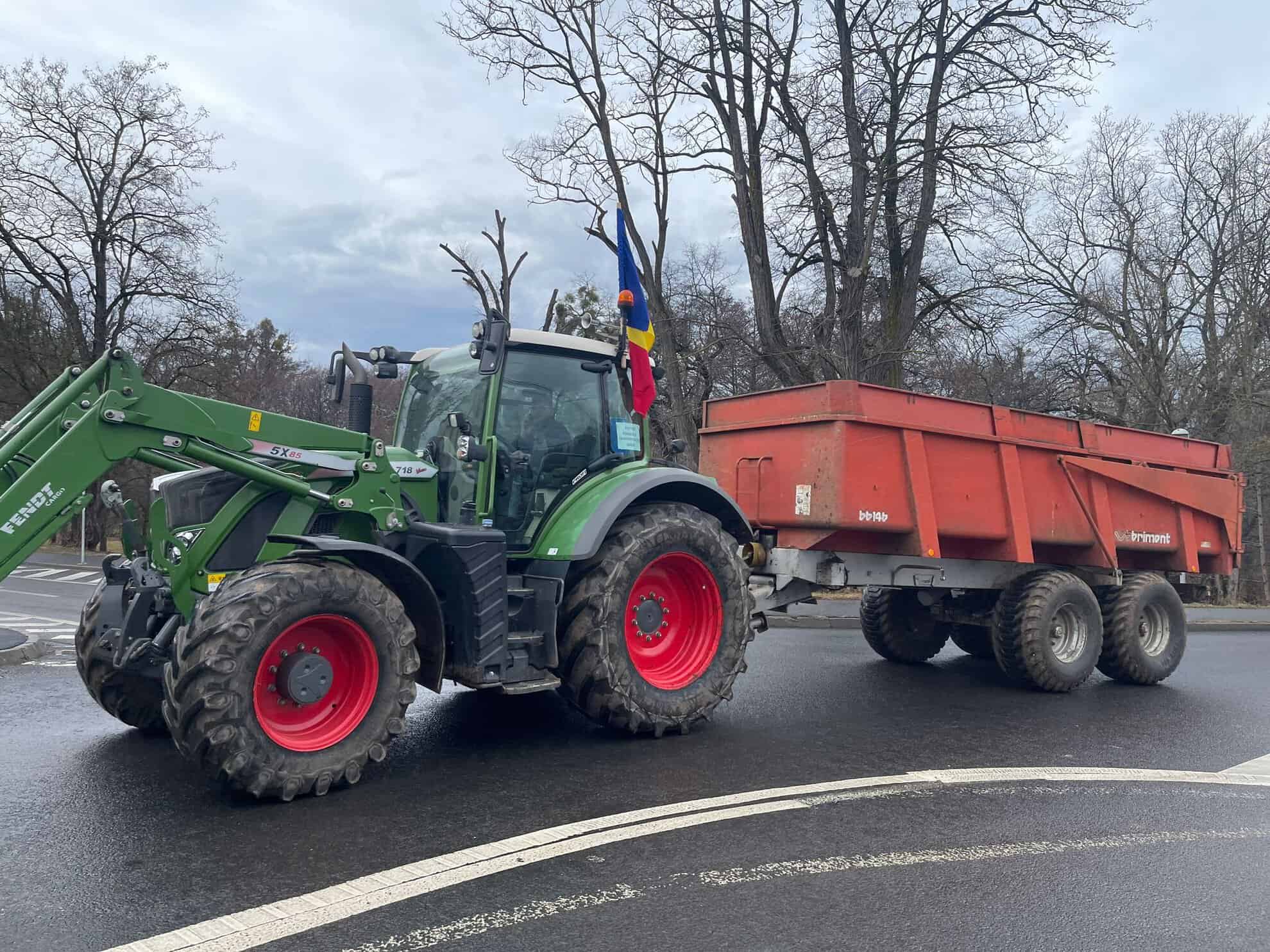 fermierii din județul sibiu nu renunță la protest. au intrat din nou cu tractoarele în municipiu (video, foto)