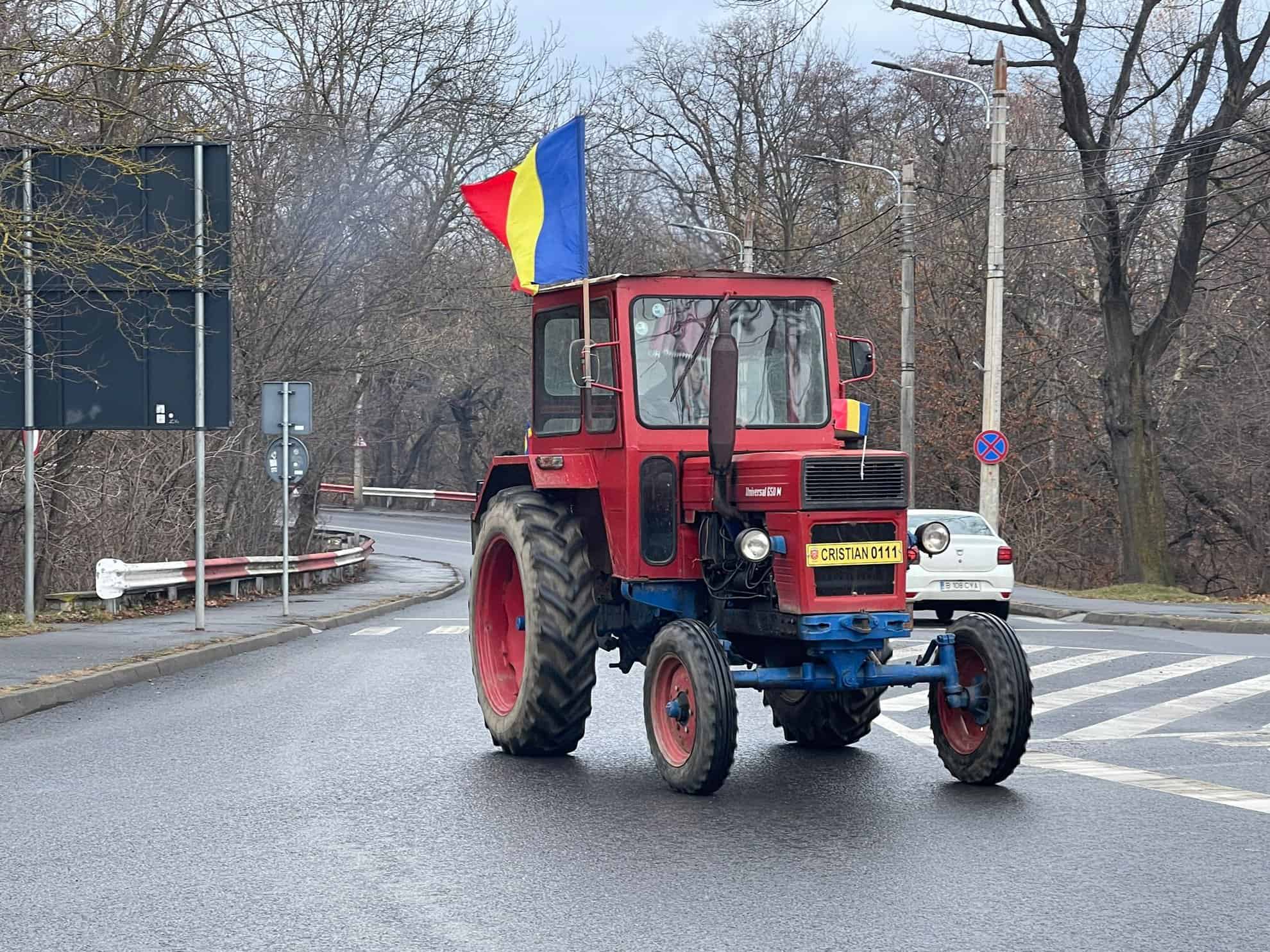 fermierii din județul sibiu nu renunță la protest. au intrat din nou cu tractoarele în municipiu (video, foto)