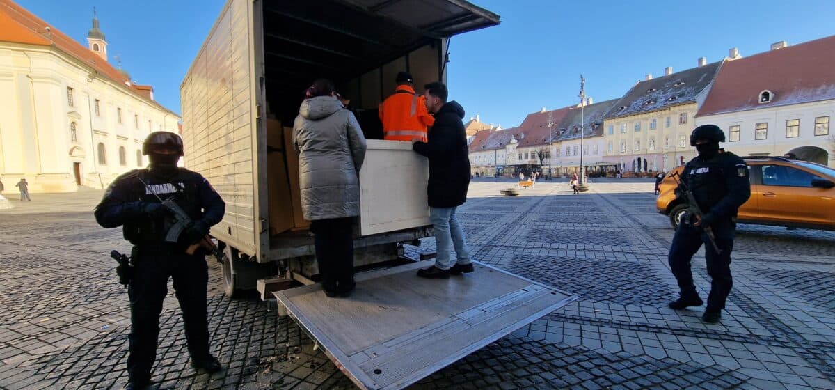 Tablouri de milioane de euro transportate în condiţii speciale de la Sibiu la Iaşi. Jandarmi înarmaţi până în dinţi păzesc capodoperele (foto, video)