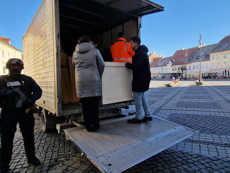 Tablouri de milioane de euro transportate în condiţii speciale de la Sibiu la Iaşi. Jandarmi înarmaţi până în dinţi păzesc capodoperele (foto, video)