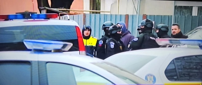 fost polițist, baricadat într-un apartament, după ce a amenințat cu moartea o vecină (video)