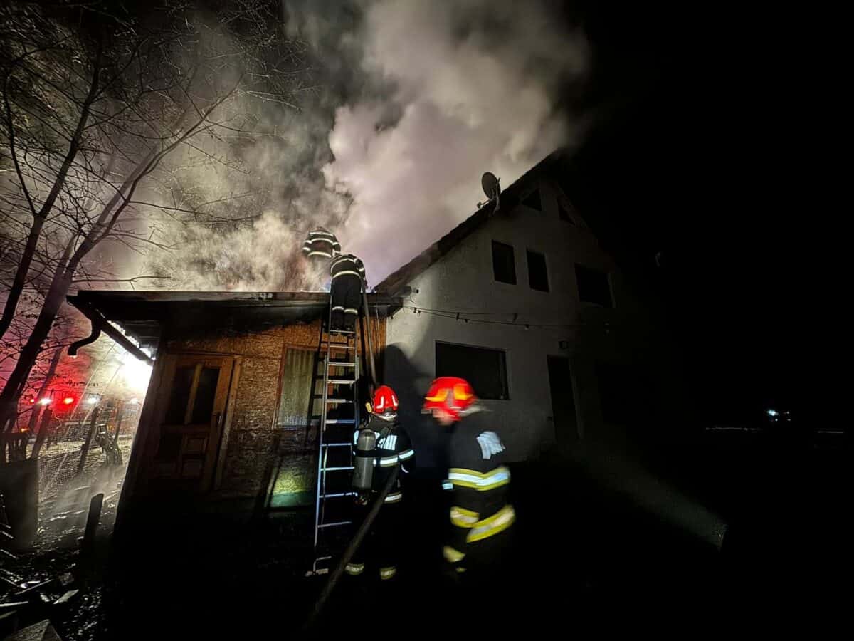 Incendiu la Poplaca. A luat foc o anexă dintr-o gospodărie