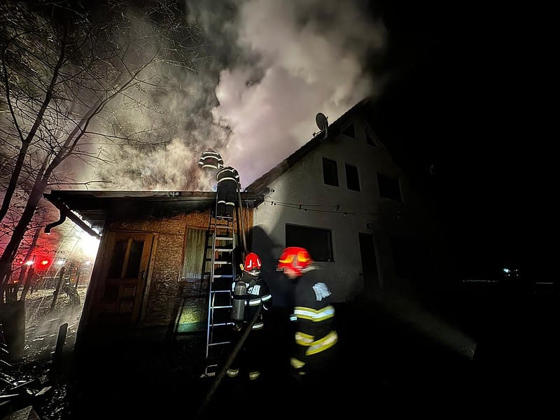 Incendiu la Poplaca. A luat foc o anexă dintr-o gospodărie