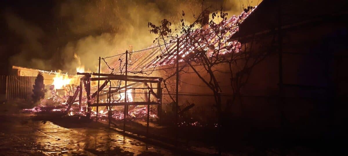 Incendiu puternic la Stejărișu, izbucnit de la un polizor