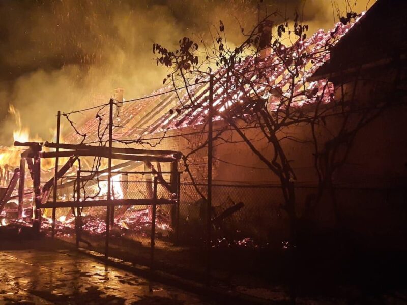 incendiu puternic la stejărișu, izbucnit de la un polizor