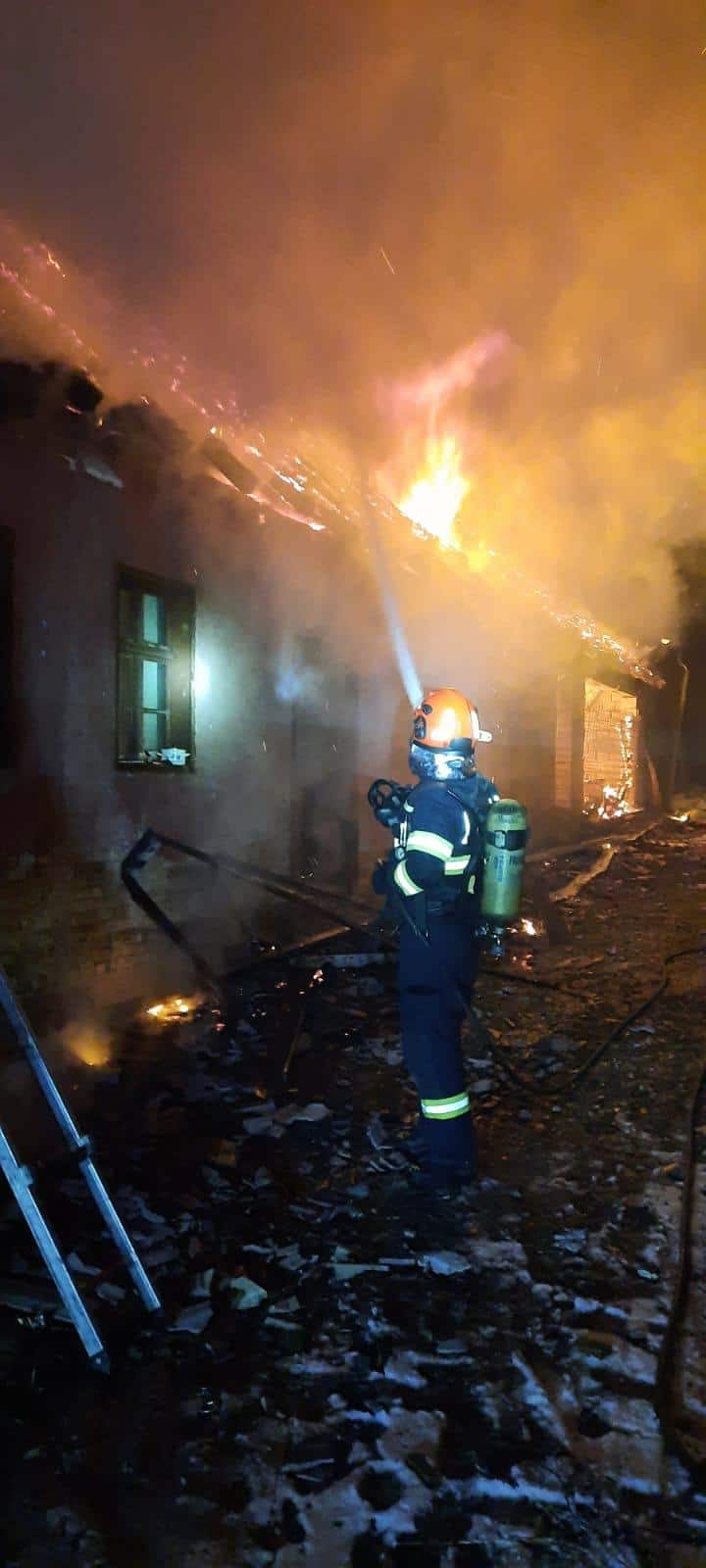 Incendiu puternic la Stejărișu, izbucnit de la un polizor