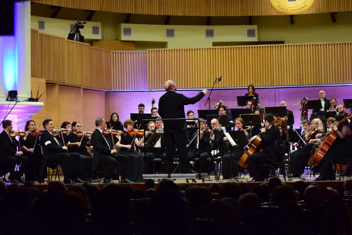 Salariile protestatarilor de la Filarmonica din Sibiu. Un instrumentist câștigă peste 15.000 de lei pe lună