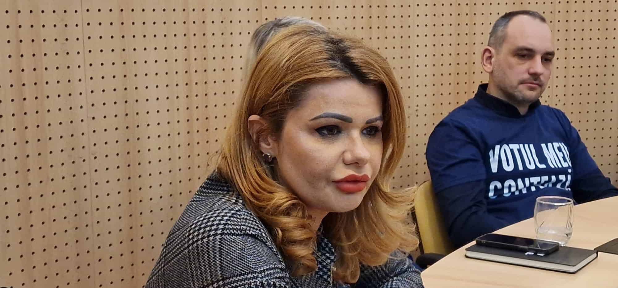 Ședință cu scântei la CJ Sibiu din cauza sindicaliștilor de la Filarmonică. Unul a început să țipe, iar liderul de sindicat i-a ținut trena. Daniela Cîmpean a plecat din sală! (video)