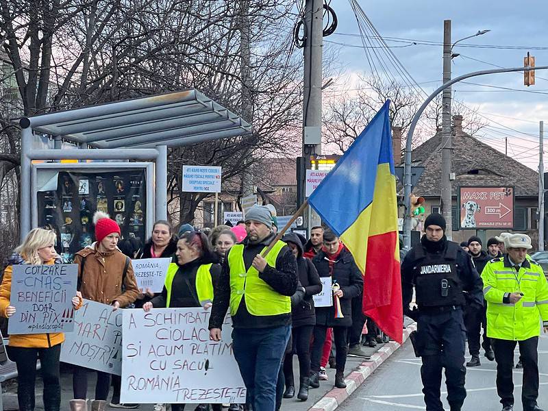 protest pe străzile sibiului. zeci de oameni la marșul împotriva măsurilor fiscale (video, foto)