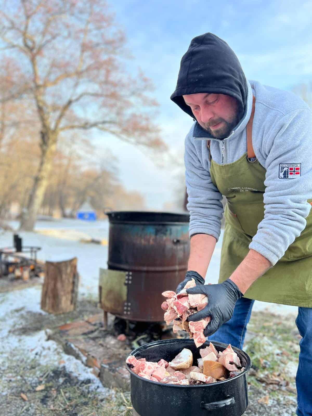 Poftiți la piftii în Muzeul în aer liber din Sibiu. A gătit și directorul Ciprian Ștefan (foto)