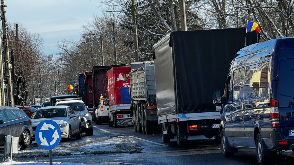 Protestul fermierilor continuă și sâmbătă, la Sibiu. Coloana de utilaje merge cu viteză redusă prin oraș (foto, video)