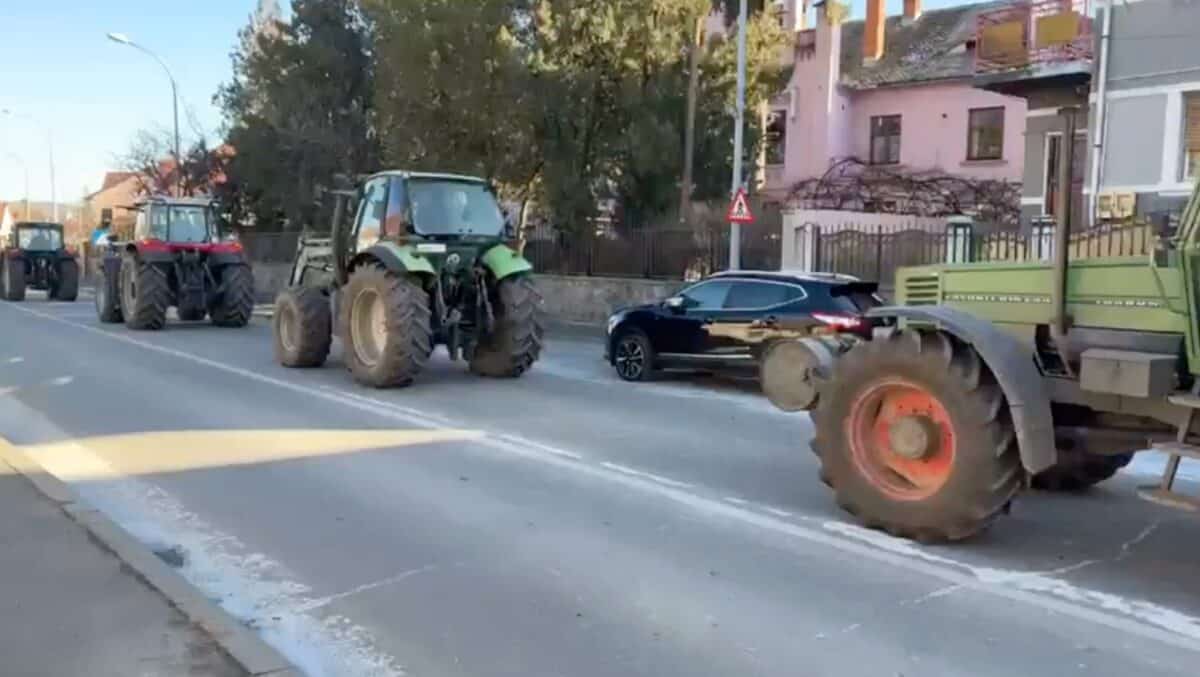 Protest spontan al fermierilor din Sibiu. Au intrat cu tractoarele în oraș! (live video)