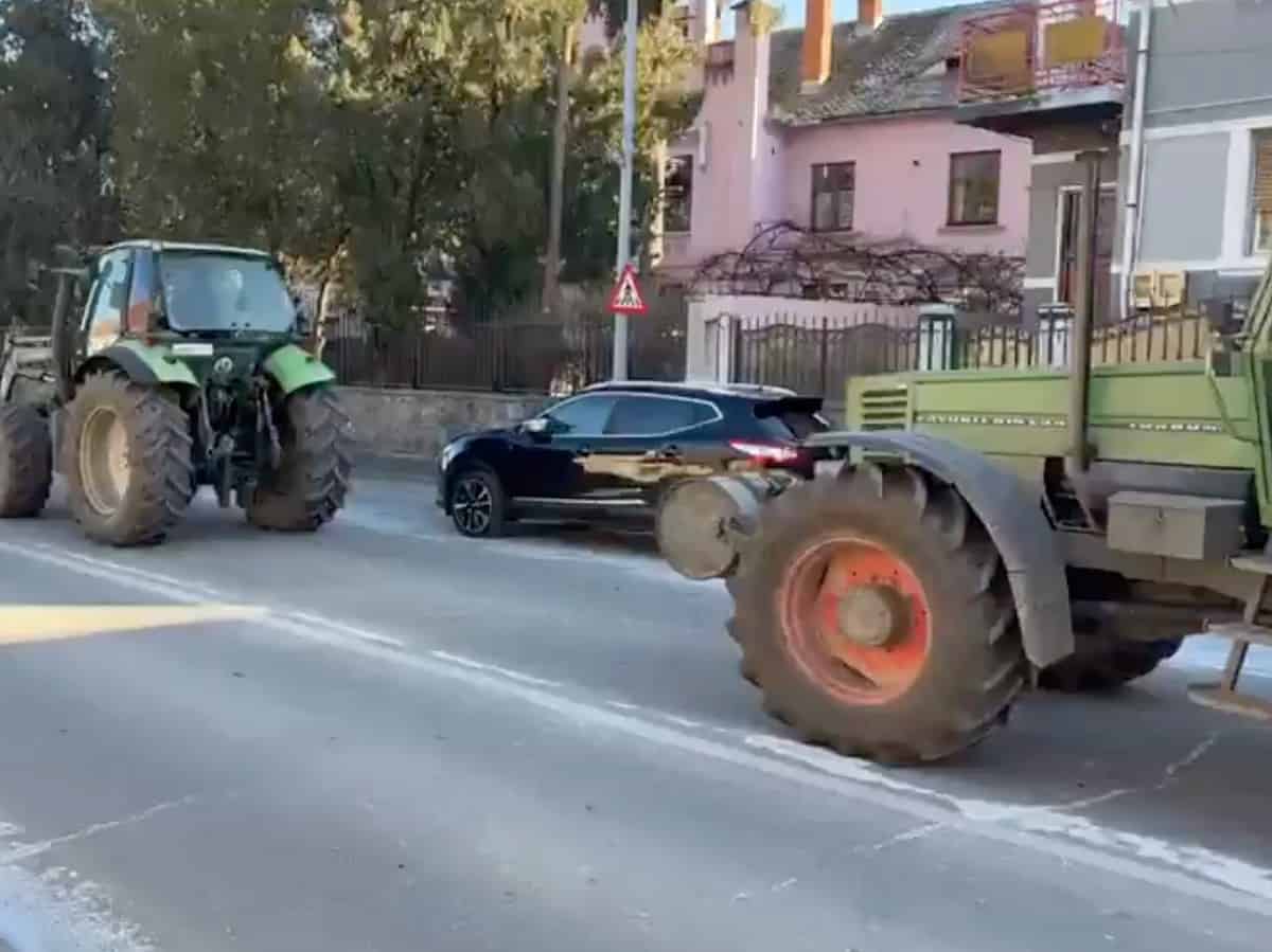 Protest spontan al fermierilor din Sibiu. Au intrat cu tractoarele în oraș! (live video)