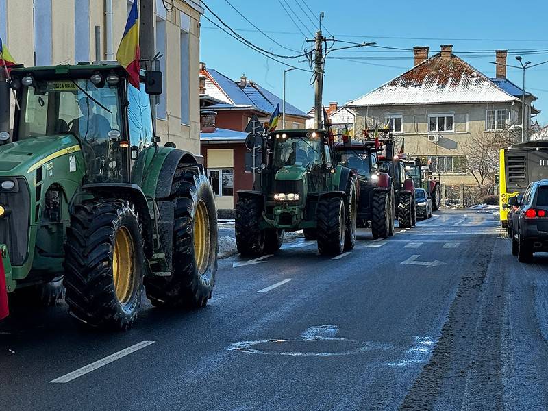 protestul fermierilor continuă și sâmbătă, la sibiu. coloana de utilaje merge cu viteză redusă prin oraș (foto, video)