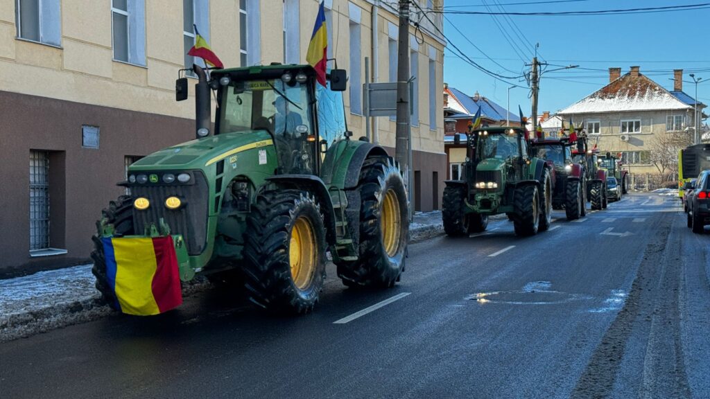 Protestul fermierilor continuă și sâmbătă, la Sibiu. Coloana de utilaje merge cu viteză redusă prin oraș (foto, video)