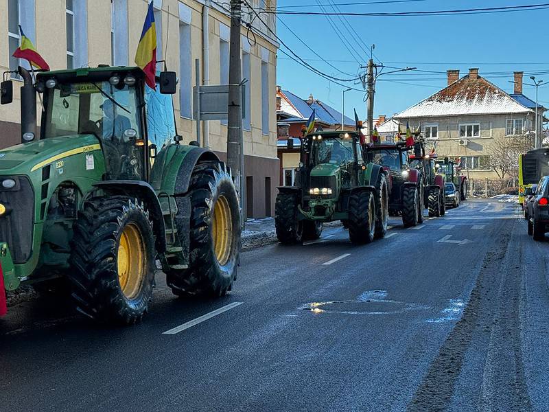 Fermierii reiau protestele la Sibiu. Zeci de utilaje vor mărșălui marți prin capitala județului