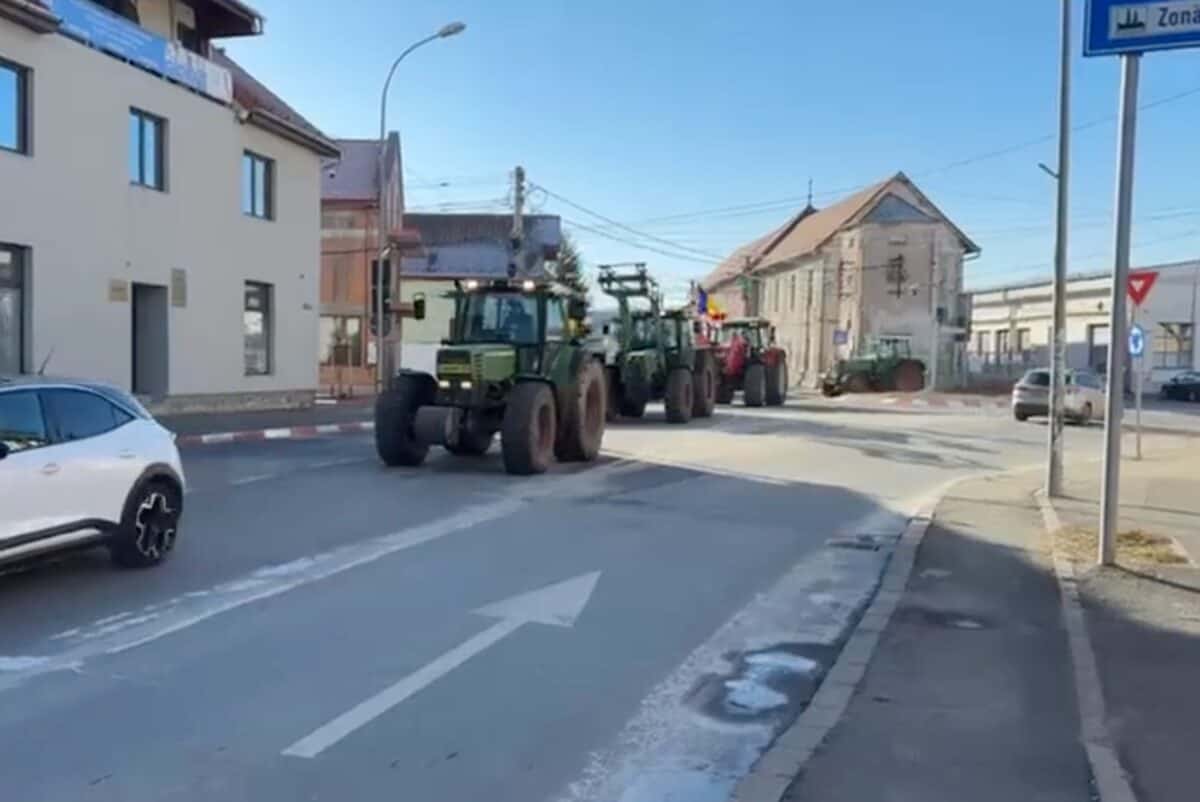 Fermierii protestează luni la Sibiu. Intră în oraș cu 80 de tractoare. Traseul complet