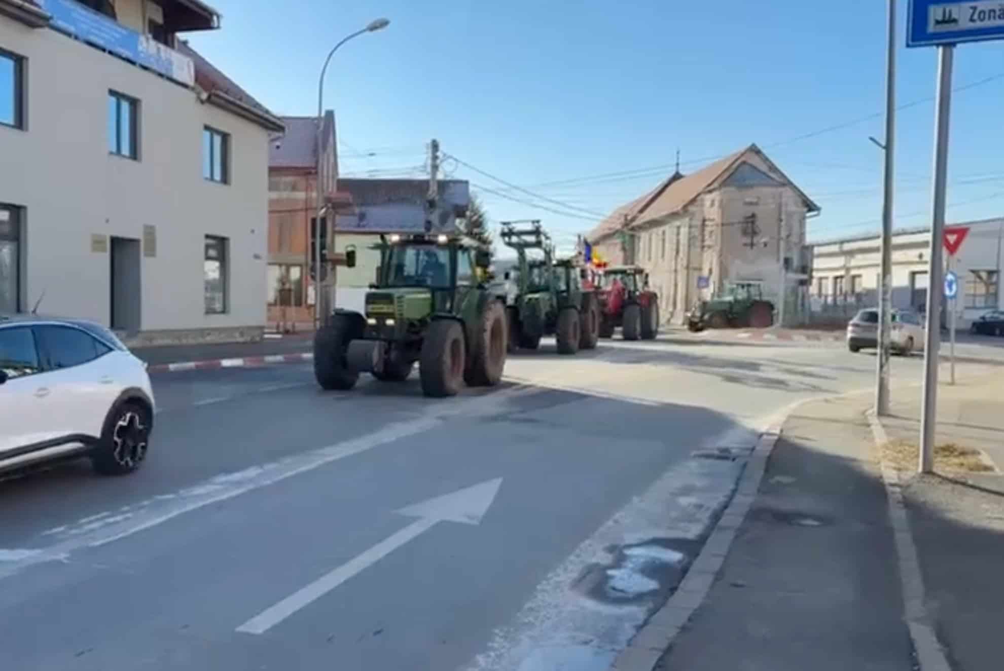 Protest spontan al fermierilor din Sibiu. Au intrat cu tractoarele în oraș! (live video)