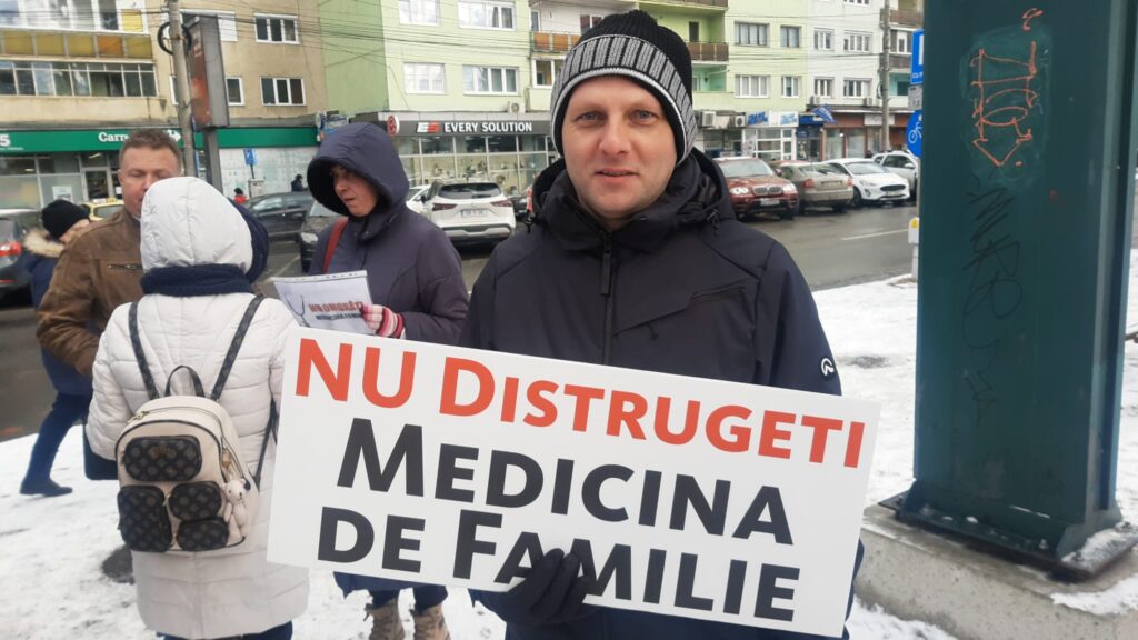 zeci de medici de familie din sibiu au ieșit în stradă. „este o bătaie de joc” (foto, video)