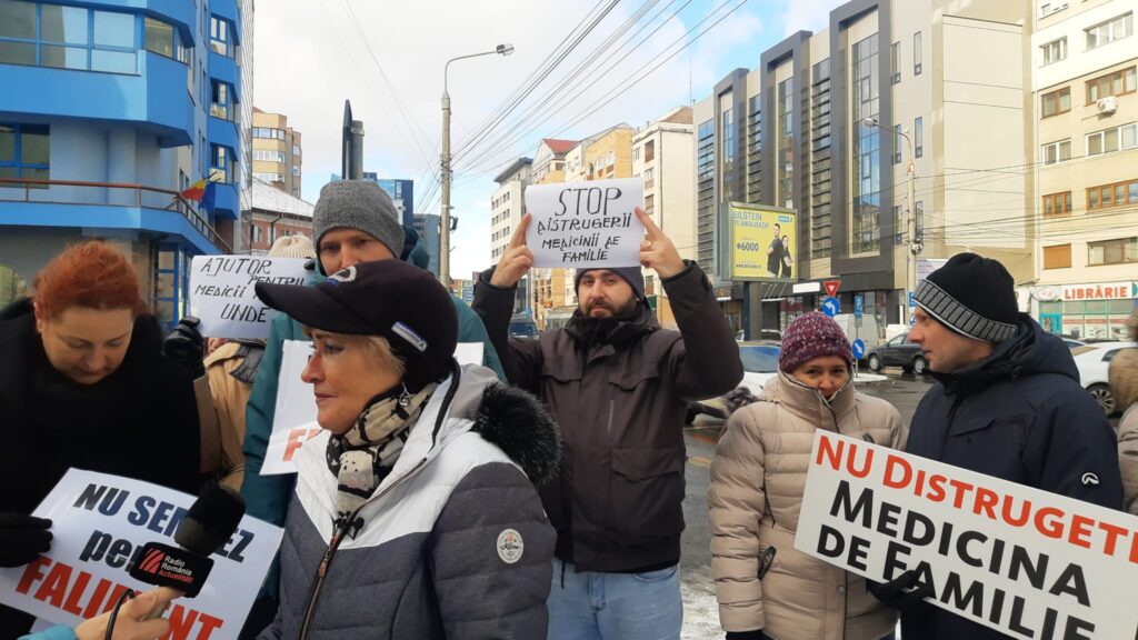 zeci de medici de familie din sibiu au ieșit în stradă. „este o bătaie de joc” (foto, video)