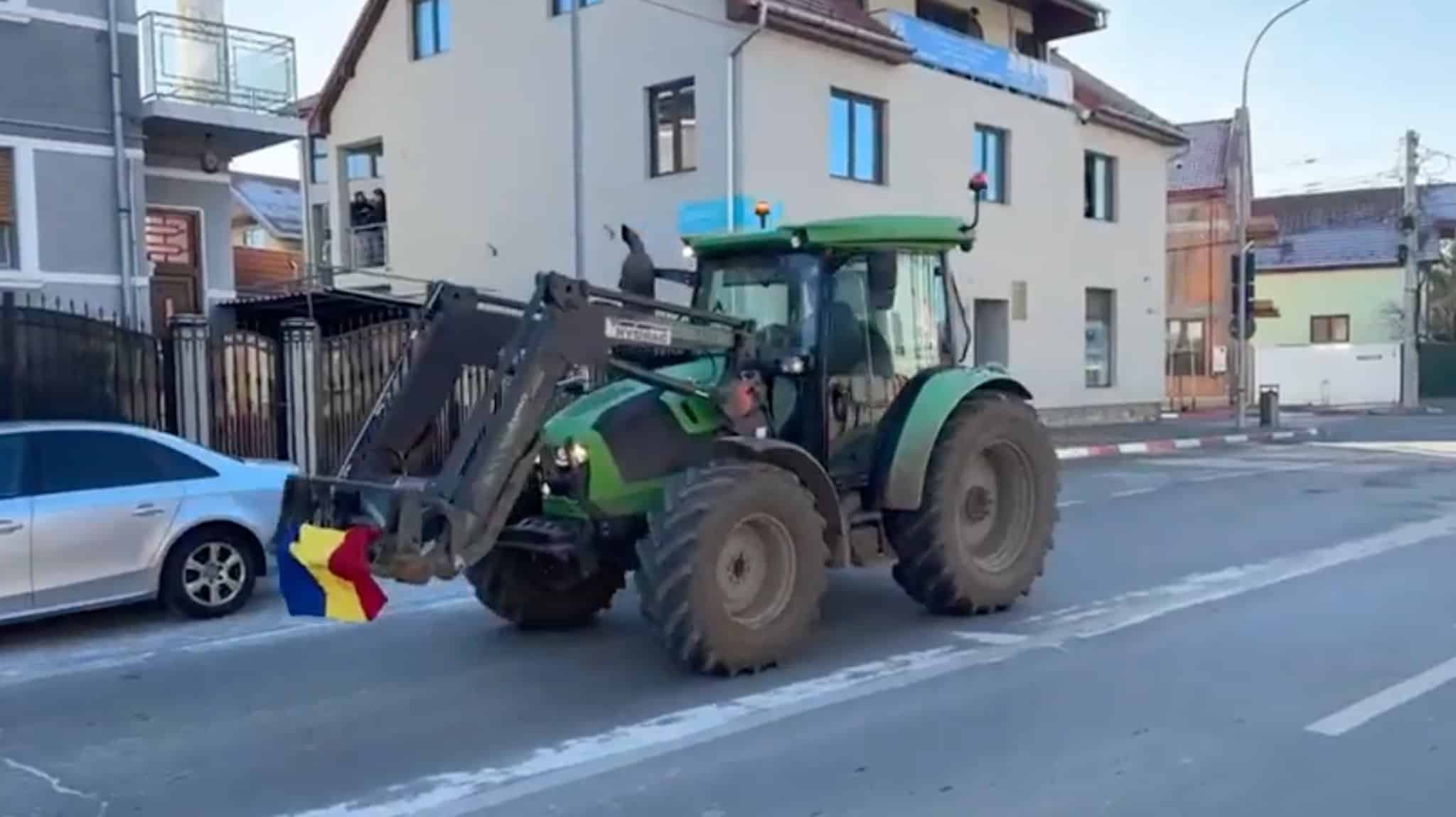 Protest spontan al fermierilor din Sibiu. Au intrat cu tractoarele în oraș! (live video)