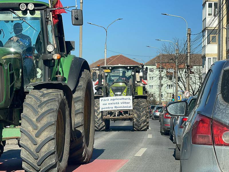 fermierii au reluat protestele în sibiu. vor merge cu tractoarele și pe drumurile naționale (video, foto)