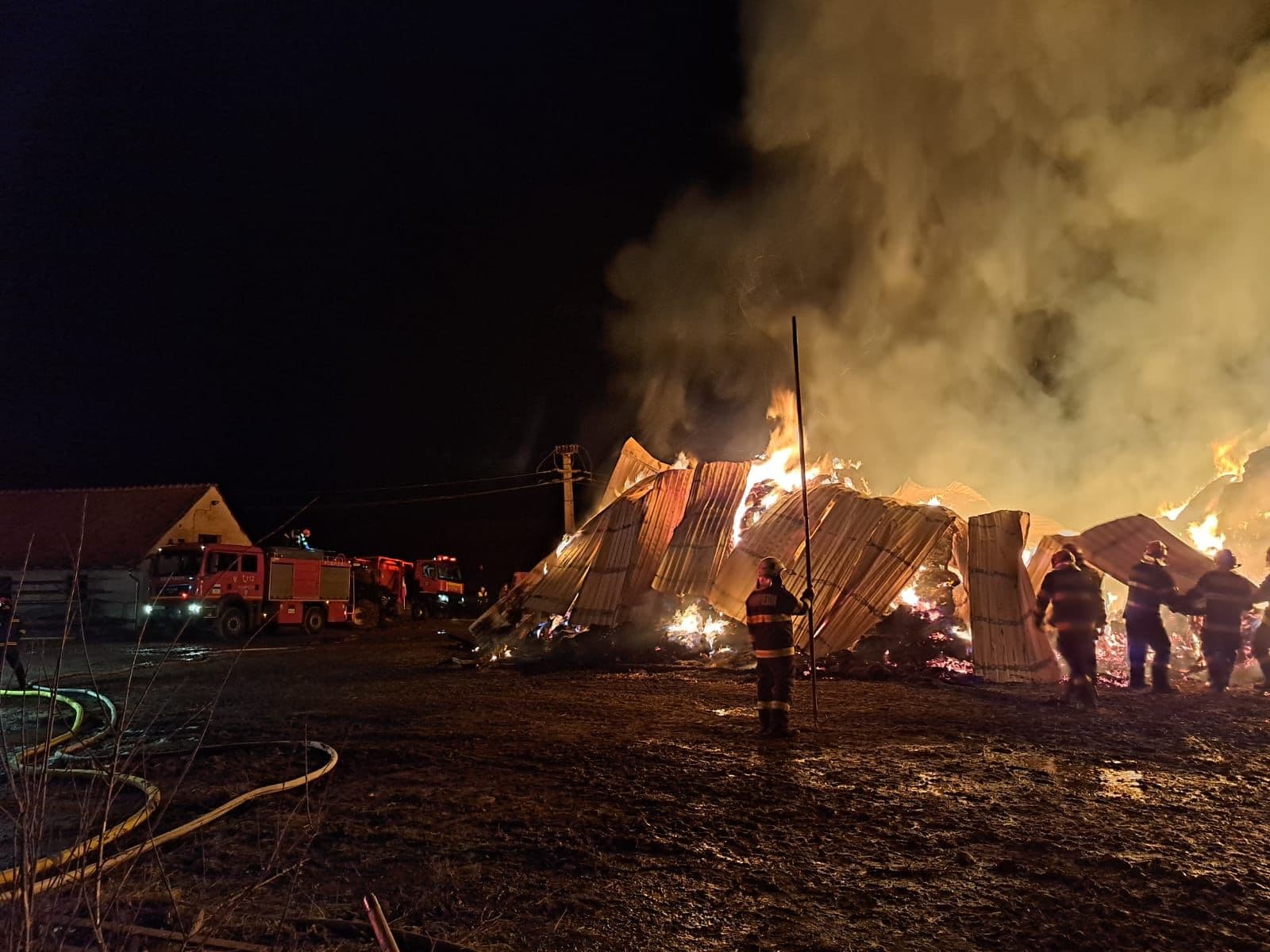 Incendiu la Ruși. Mai mulți baloți de fân au luat foc (update)