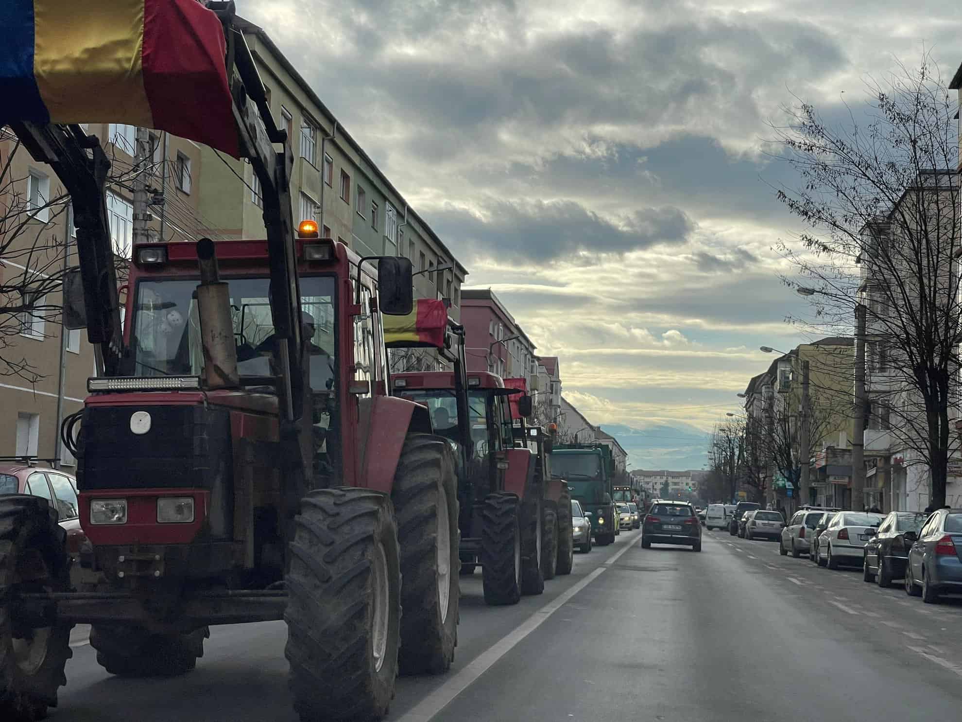 Protestul fermierilor și transportatorilor la Sibiu. Se îndreaptă către ieșirea din municipiu (live text, foto, video)