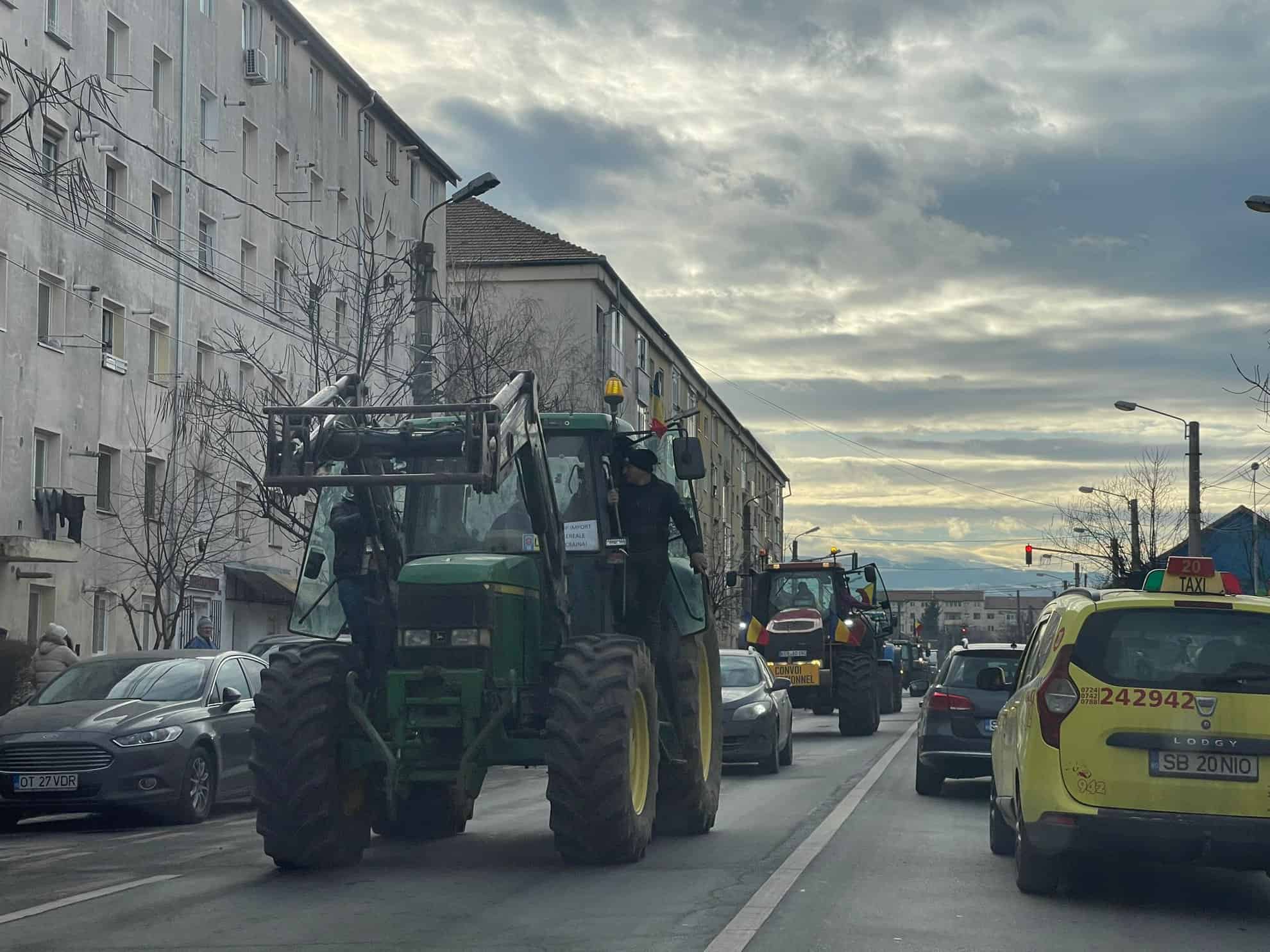 Protestul fermierilor și transportatorilor la Sibiu. Se îndreaptă către ieșirea din municipiu (live text, foto, video)