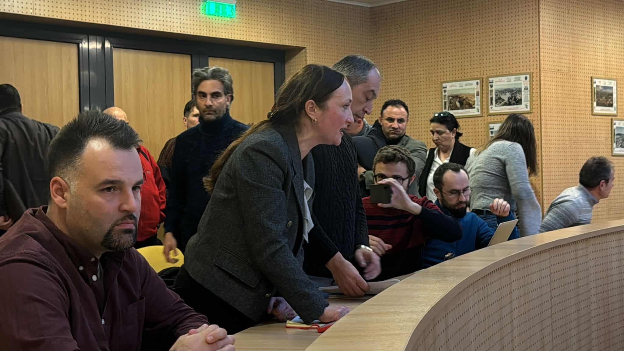 Ședință cu scântei la CJ Sibiu din cauza sindicaliștilor de la Filarmonică. Unul a început să țipe, iar liderul de sindicat i-a ținut trena. Daniela Cîmpean a plecat din sală! (video)