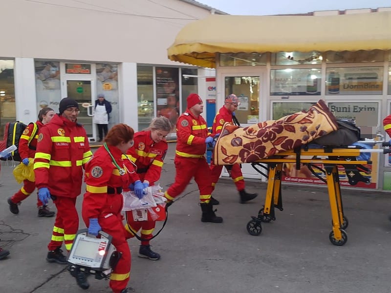 Panică la Piața Cibin. Bărbat preluat de SMURD și dus de urgență la spital (video foto)