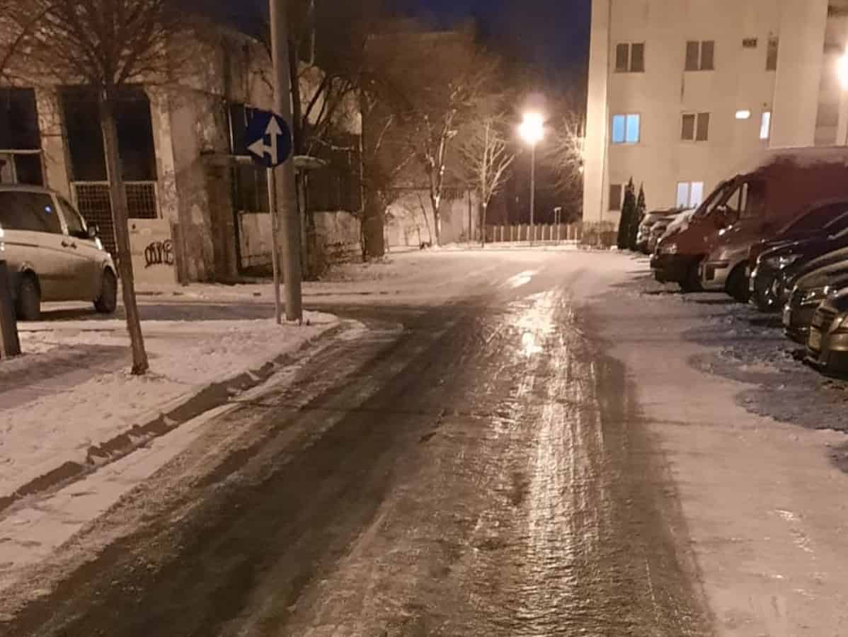 „patinoar” pe mai multe străzi din sibiu. primăria spune că s-a intervenit, dar materialul antiderapant n-a avut efect din cauza gerului  