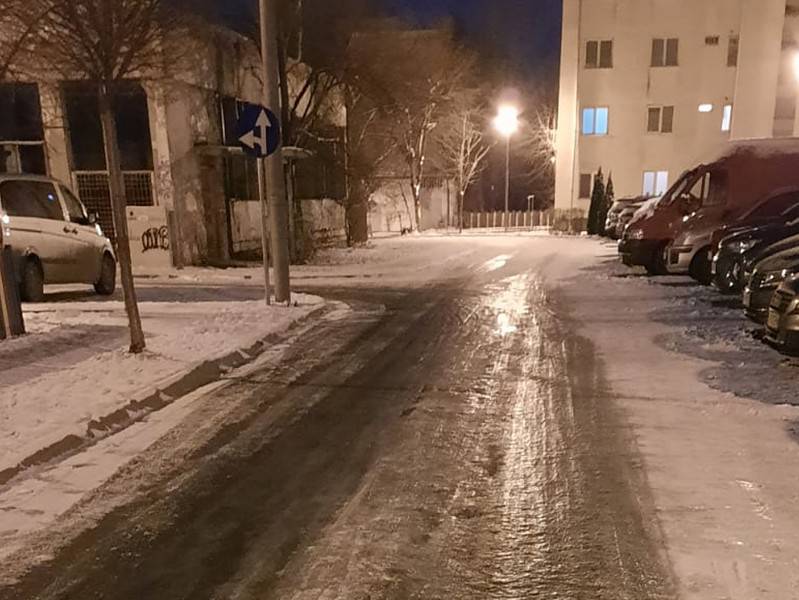 „patinoar” pe mai multe străzi din sibiu. primăria spune că s-a intervenit, dar materialul antiderapant n-a avut efect din cauza gerului  