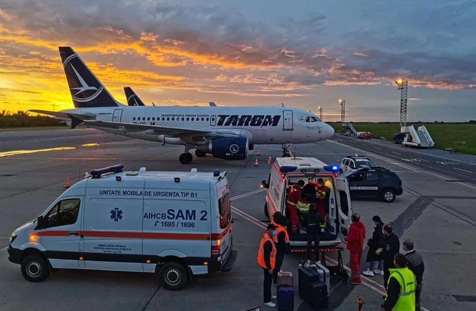 Panică într-un avion TAROM. Un pasager a încercat să își taie venele cu o lamă