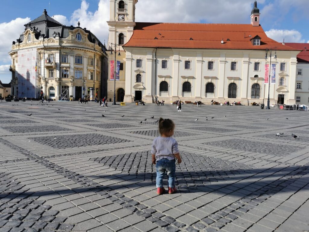 Doi bucureșteni au lăsat Capitala pentru Sibiu. Dau viață obiectelor vintage și promovează frumusețea satelor săsești