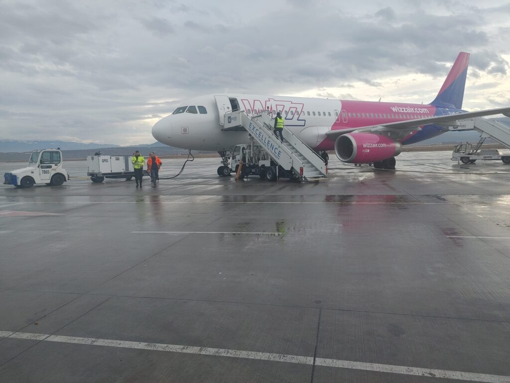 zeci de pasageri blocați de mai bine de 8 ore în aeroport la sibiu. avionul de dortmund nu a mai decolat. „ne-au zis să coborâm deoarece e defect” (video)