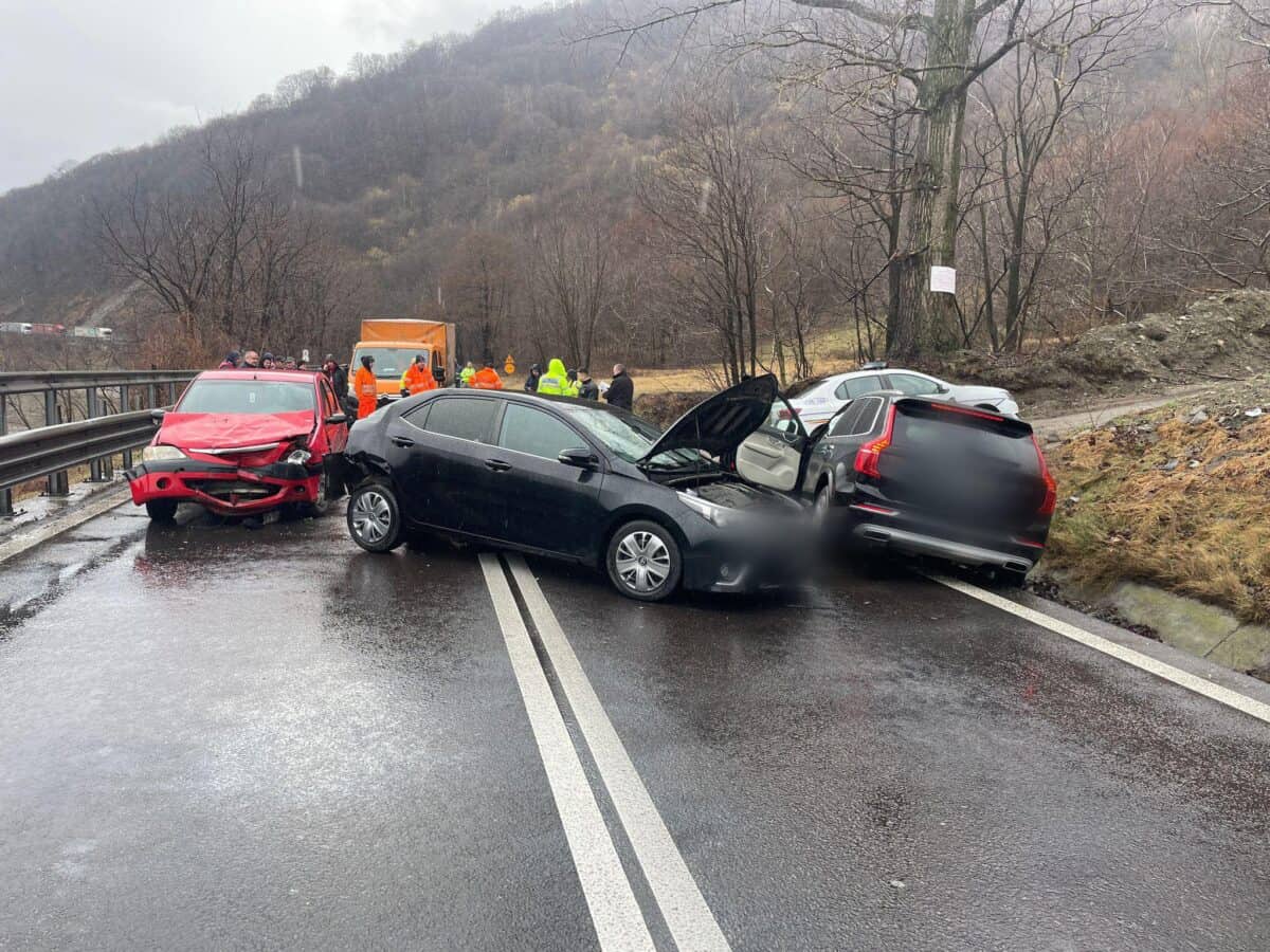 Accident cu trei mașini pe Valea Oltului. Se circulă îngreunat la Câineni (foto)