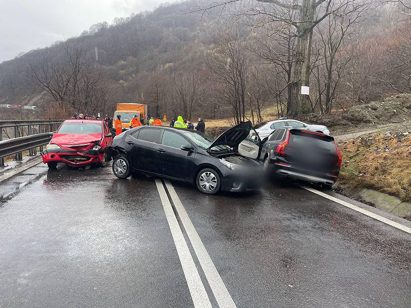 accident cu trei mașini pe valea oltului. se circulă îngreunat la câineni (foto)