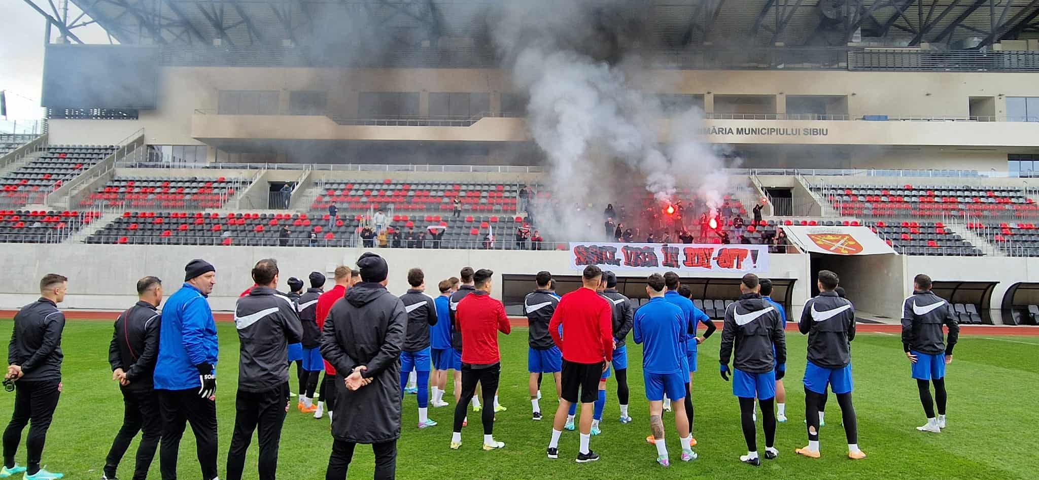 galeria lui fc hermannstadt a mers la stadion să încurajeze jucătorii de înaintea meciului cu petrolul (video foto)