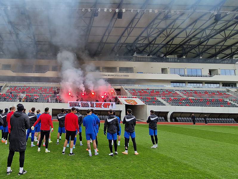 Galeria lui FC Hermannstadt a mers la stadion să încurajeze jucătorii de înaintea meciului cu Petrolul (video foto)