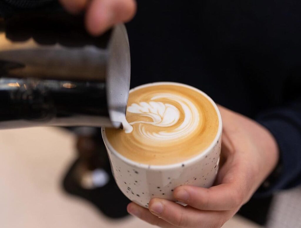 Cât mai costă să bei o cafea în centrul Sibiului. La noi e mai scump decât în Barcelona