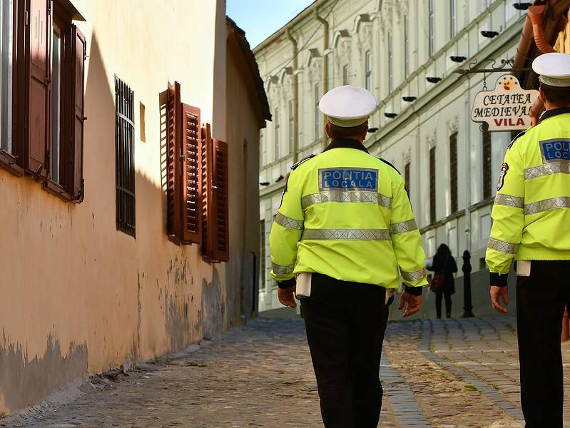 hoți prinși în acțiune de o patrulă de la poliția locală. dădeau o lovitură într-o locuință de pe strada anton pann