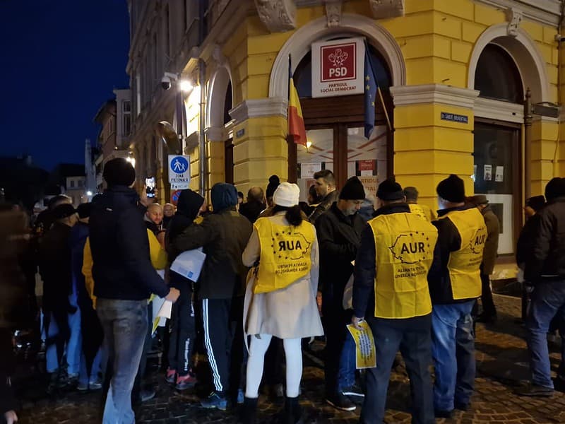 protest aur în fața sediului psd sibiu: "vrem dreptate, nu comasate"