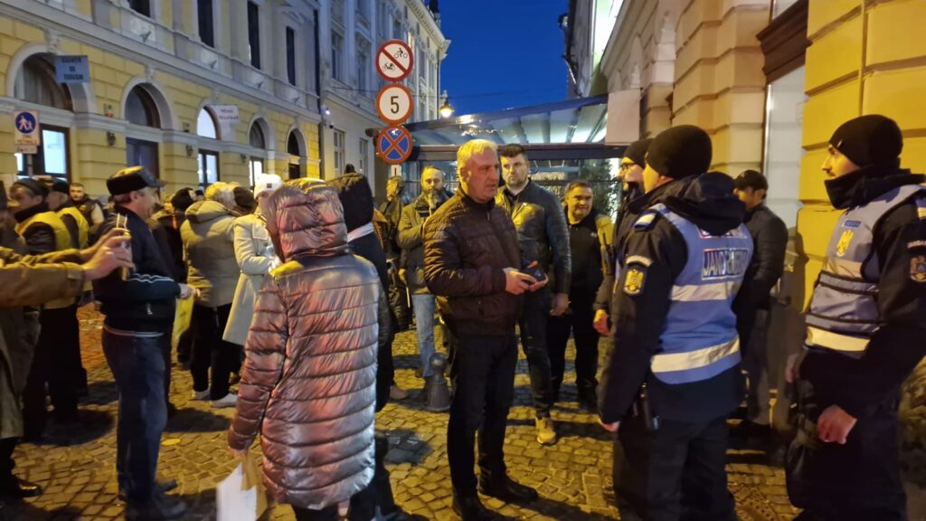 protest aur în fața sediului psd sibiu: "vrem dreptate, nu comasate"