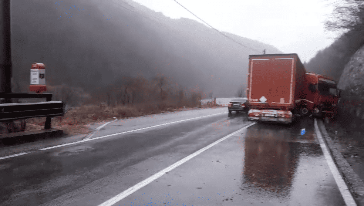 tir intrat în parapet pe valea oltului la boița (video)