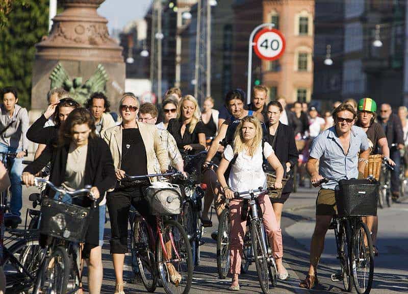 inițiativă inedită a unui tânăr din sibiu. îndeamnă oamenii să lase mașinile acasă și să folosească bicicletele. ''vă așteptăm plini de energie și bucurie în ecoweekend''