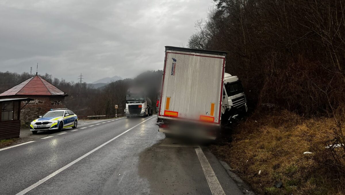 Accident pe Valea Oltului. Un TIR a intrat într-un cap de pod