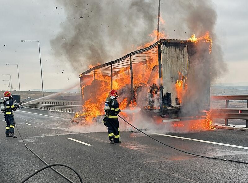 camion mistuit de flăcări pe autostrada a1 în zona viaductului de la aciliu (foto, video)