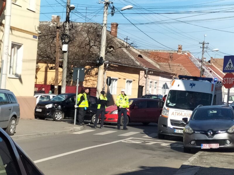 șofer de 83 de ani, rănit într-un accident pe strada treboniu laurian. a intrat într-o intersecție fără să se asigure (foto)